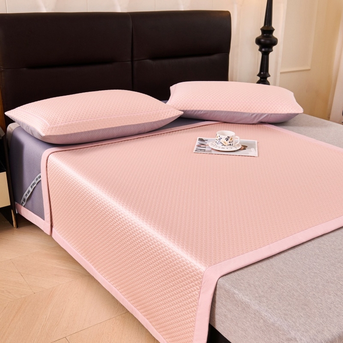 91家纺网 家纺一手货源 找家纺 梵克保罗 2026春夏新款PE中分子凉席三件套纯色平铺豆豆席凉席席子-四叶草系列 四叶草-蜜桃粉