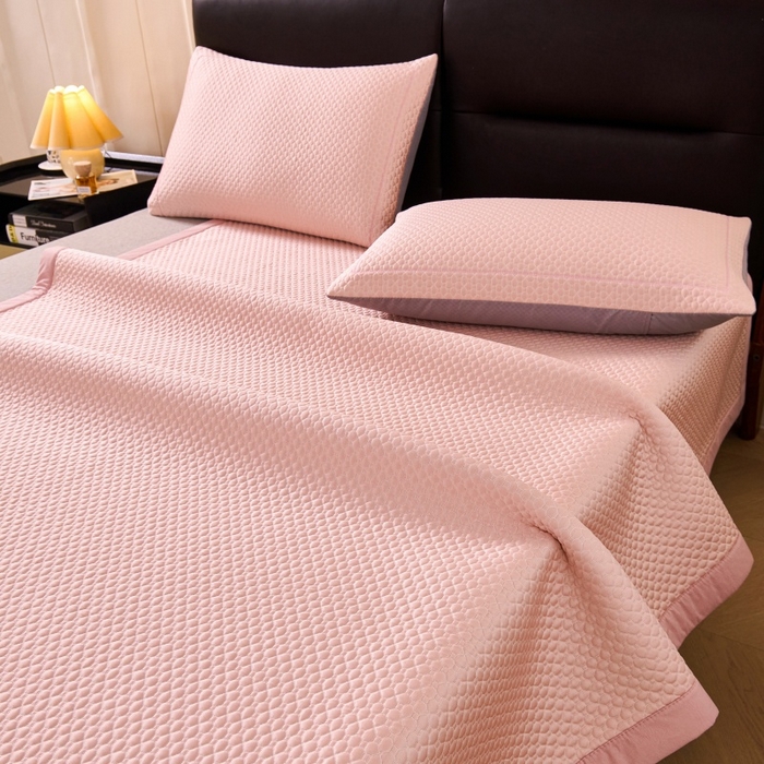 91家纺网 家纺一手货源 找家纺 梵克保罗 2026春夏新款PE中分子凉席三件套纯色平铺豆豆席凉席席子-四叶草系列 四叶草-蜜桃粉