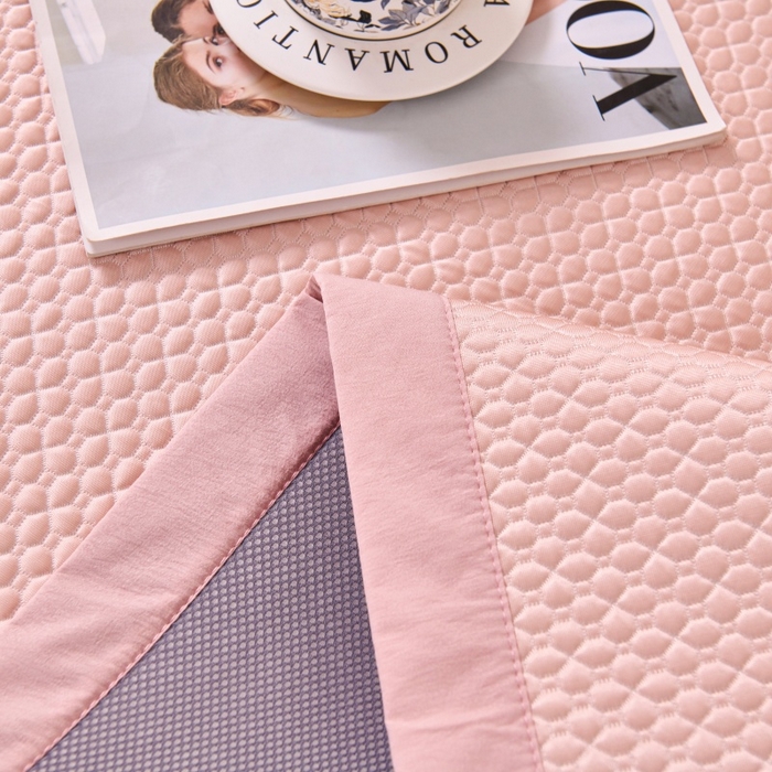 91家纺网 家纺一手货源 找家纺 梵克保罗 2026春夏新款PE中分子凉席三件套纯色平铺豆豆席凉席席子-四叶草系列 四叶草-蜜桃粉