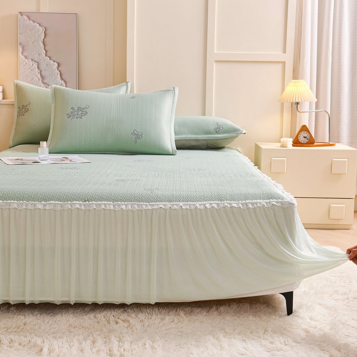 91家纺网 家纺一手货源 找家纺 梵克保罗 2026春夏新款PE乙纶凉感因子冰豆豆韩系蕾丝提花床裙款凉席三件套-韩系系列 韩系-清水绿