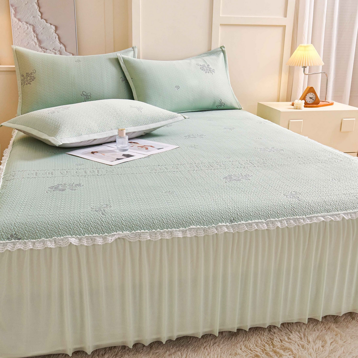 91家纺网 家纺一手货源 找家纺 梵克保罗 2026春夏新款PE乙纶凉感因子冰豆豆韩系蕾丝提花床裙款凉席三件套-韩系系列 韩系-清水绿