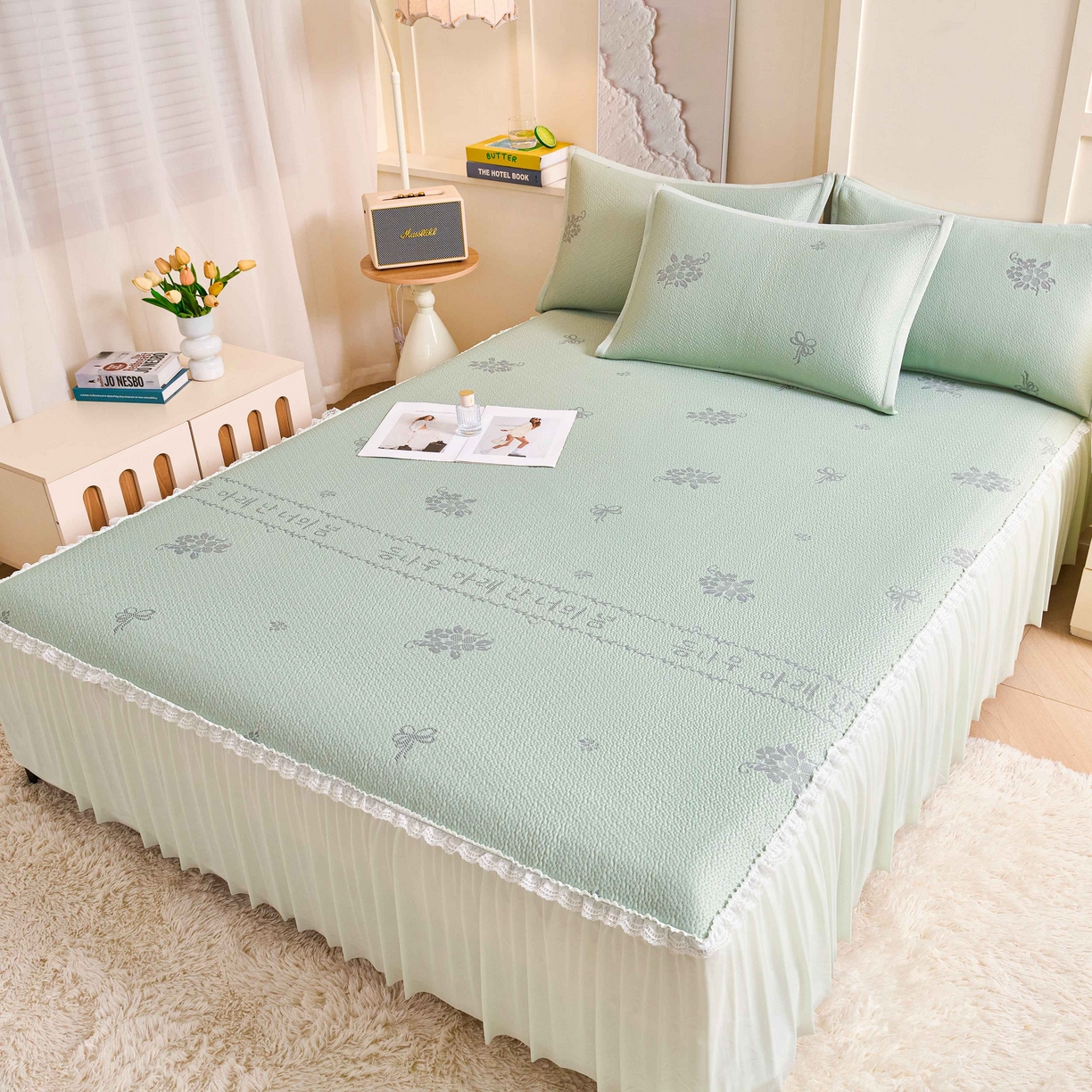 91家纺网 家纺一手货源 找家纺 梵克保罗 2026春夏新款PE乙纶凉感因子冰豆豆韩系蕾丝提花床裙款凉席三件套-韩系系列 韩系-清水绿