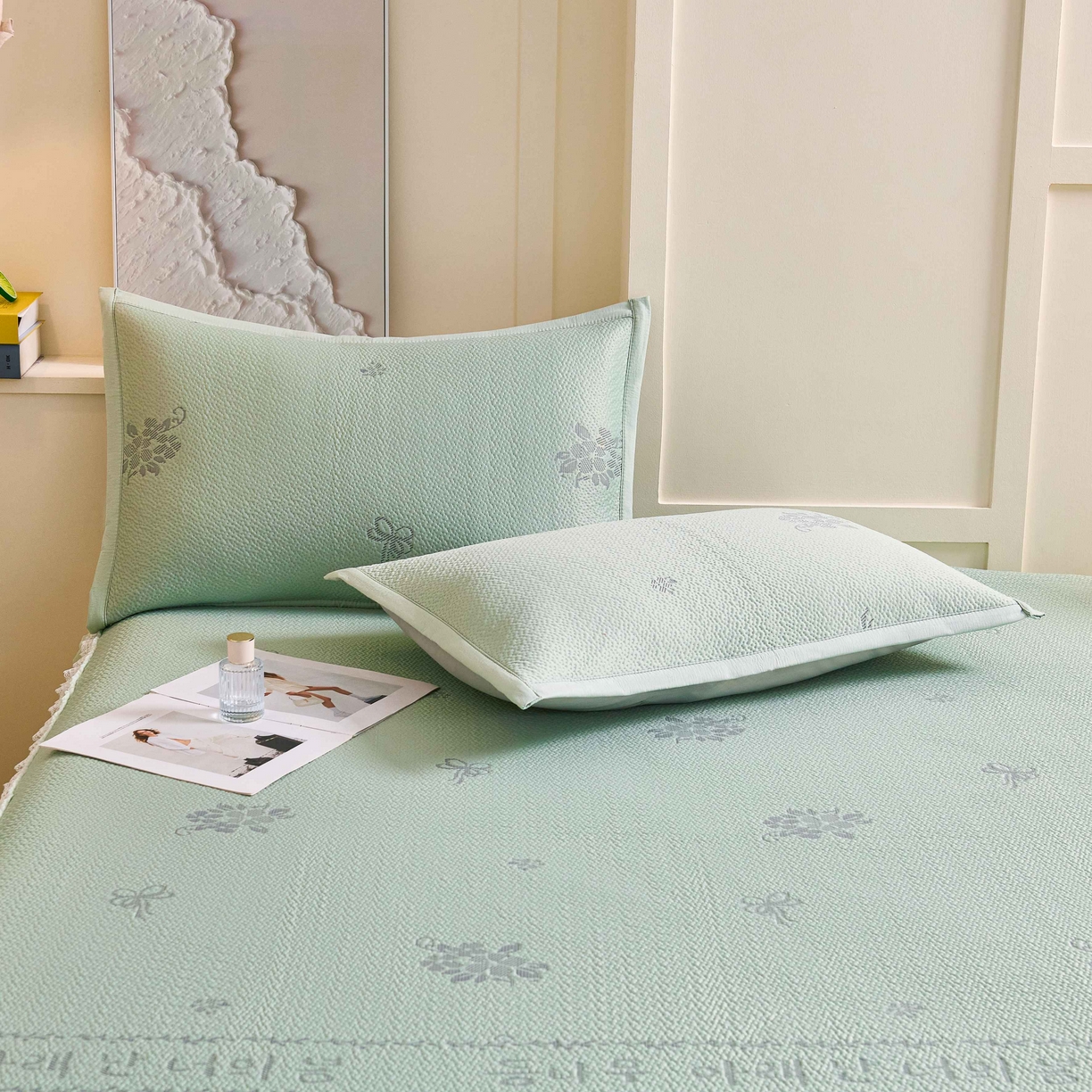 91家纺网 家纺一手货源 找家纺 梵克保罗 2026春夏新款PE乙纶凉感因子冰豆豆韩系蕾丝提花床裙款凉席三件套-韩系系列 韩系-清水绿