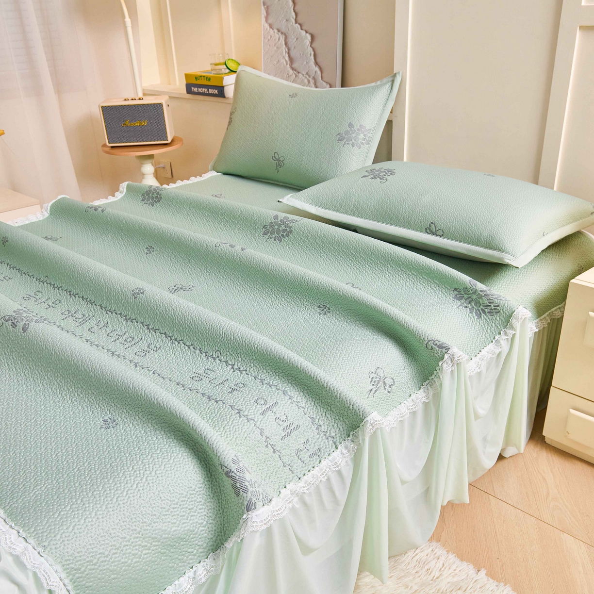 91家纺网 家纺一手货源 找家纺 梵克保罗 2026春夏新款PE乙纶凉感因子冰豆豆韩系蕾丝提花床裙款凉席三件套-韩系系列 韩系-清水绿