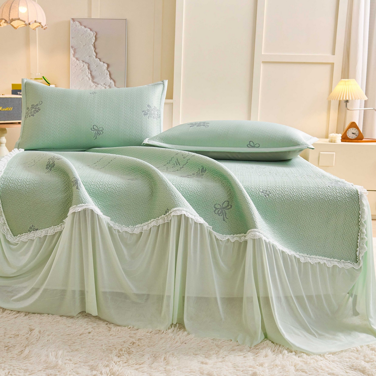 91家纺网 家纺一手货源 找家纺 梵克保罗 2026春夏新款PE乙纶凉感因子冰豆豆韩系蕾丝提花床裙款凉席三件套-韩系系列 韩系-清水绿