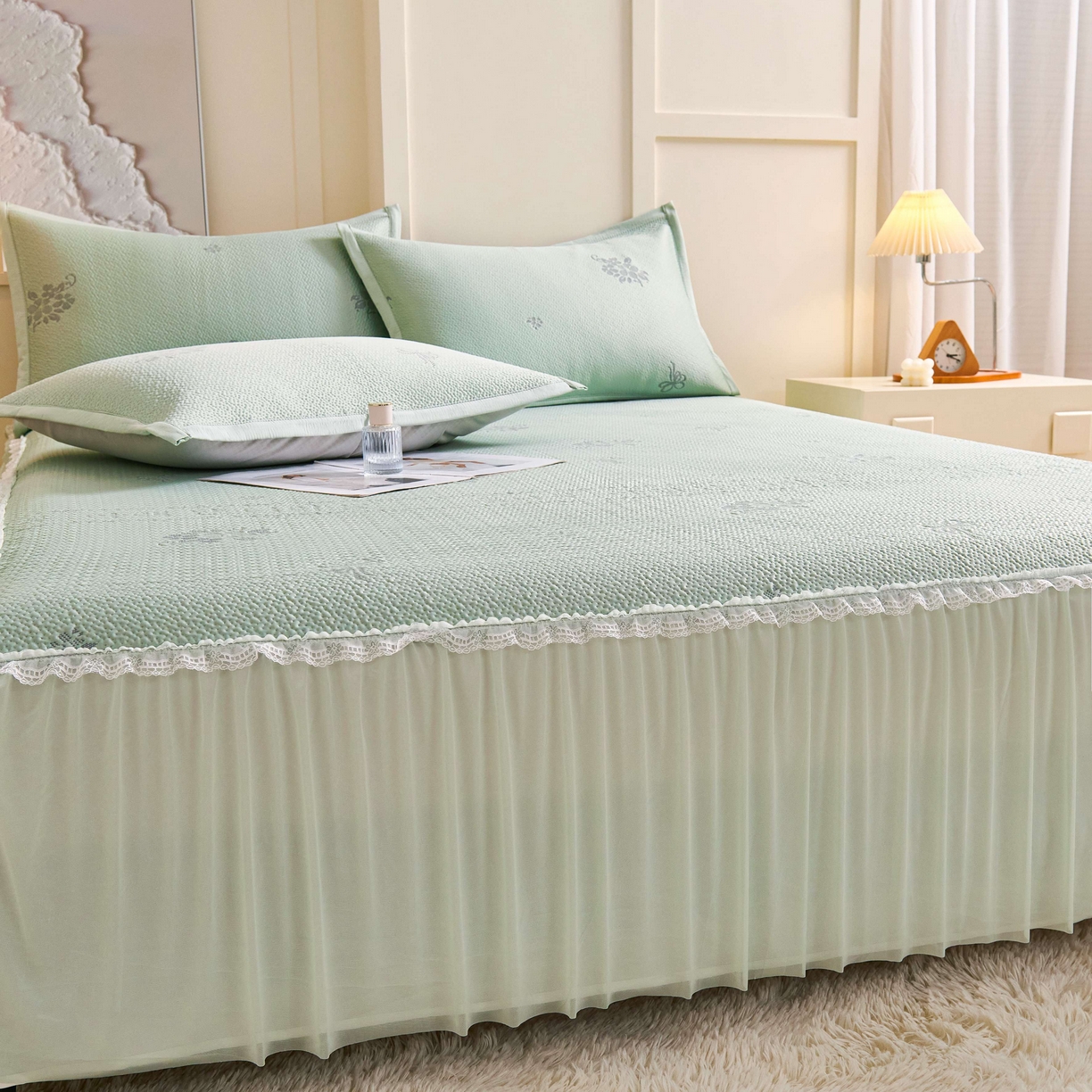 91家纺网 家纺一手货源 找家纺 梵克保罗 2026春夏新款PE乙纶凉感因子冰豆豆韩系蕾丝提花床裙款凉席三件套-韩系系列 韩系-清水绿