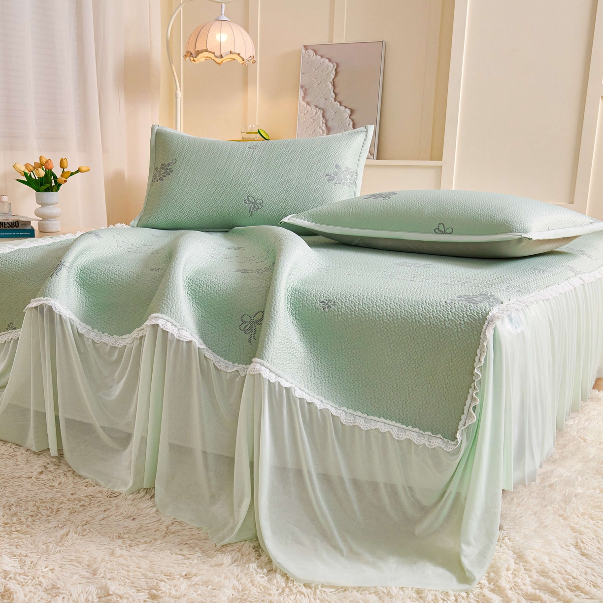91家纺网 家纺一手货源 找家纺 梵克保罗 2026春夏新款PE乙纶凉感因子冰豆豆韩系蕾丝提花床裙款凉席三件套-韩系系列 韩系-清水绿