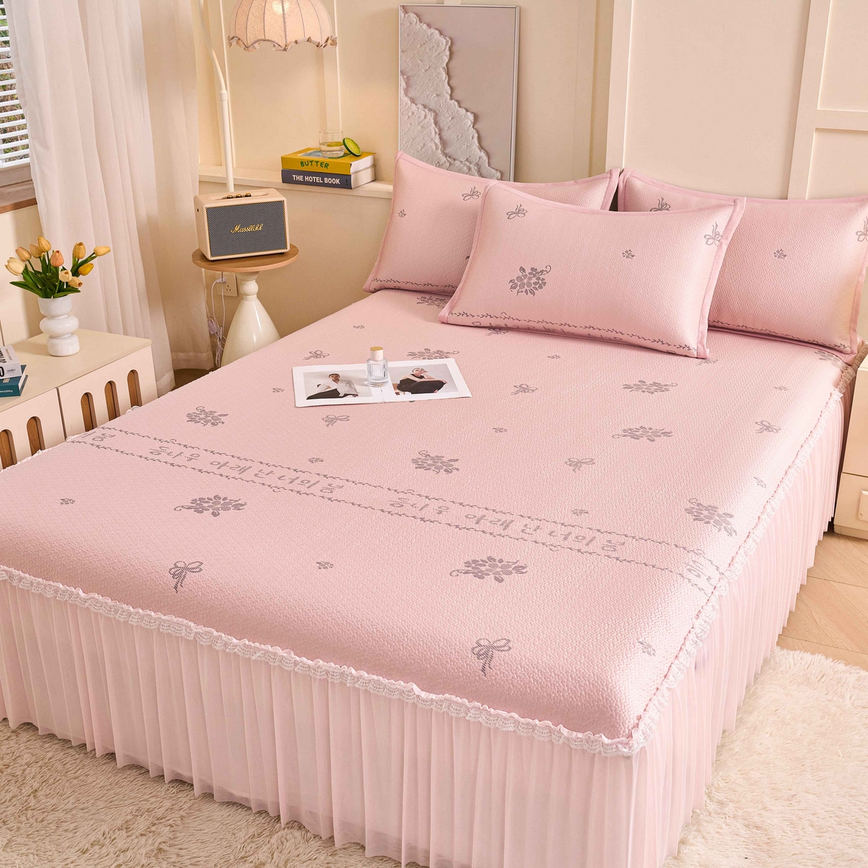 91家纺网 家纺一手货源 找家纺 梵克保罗 2026春夏新款PE乙纶凉感因子冰豆豆韩系蕾丝提花床裙款凉席三件套-韩系系列 韩系-仙女粉