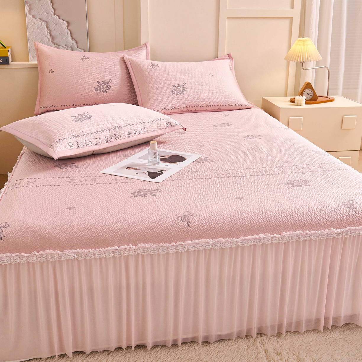 91家纺网 家纺一手货源 找家纺 梵克保罗 2026春夏新款PE乙纶凉感因子冰豆豆韩系蕾丝提花床裙款凉席三件套-韩系系列 韩系-仙女粉