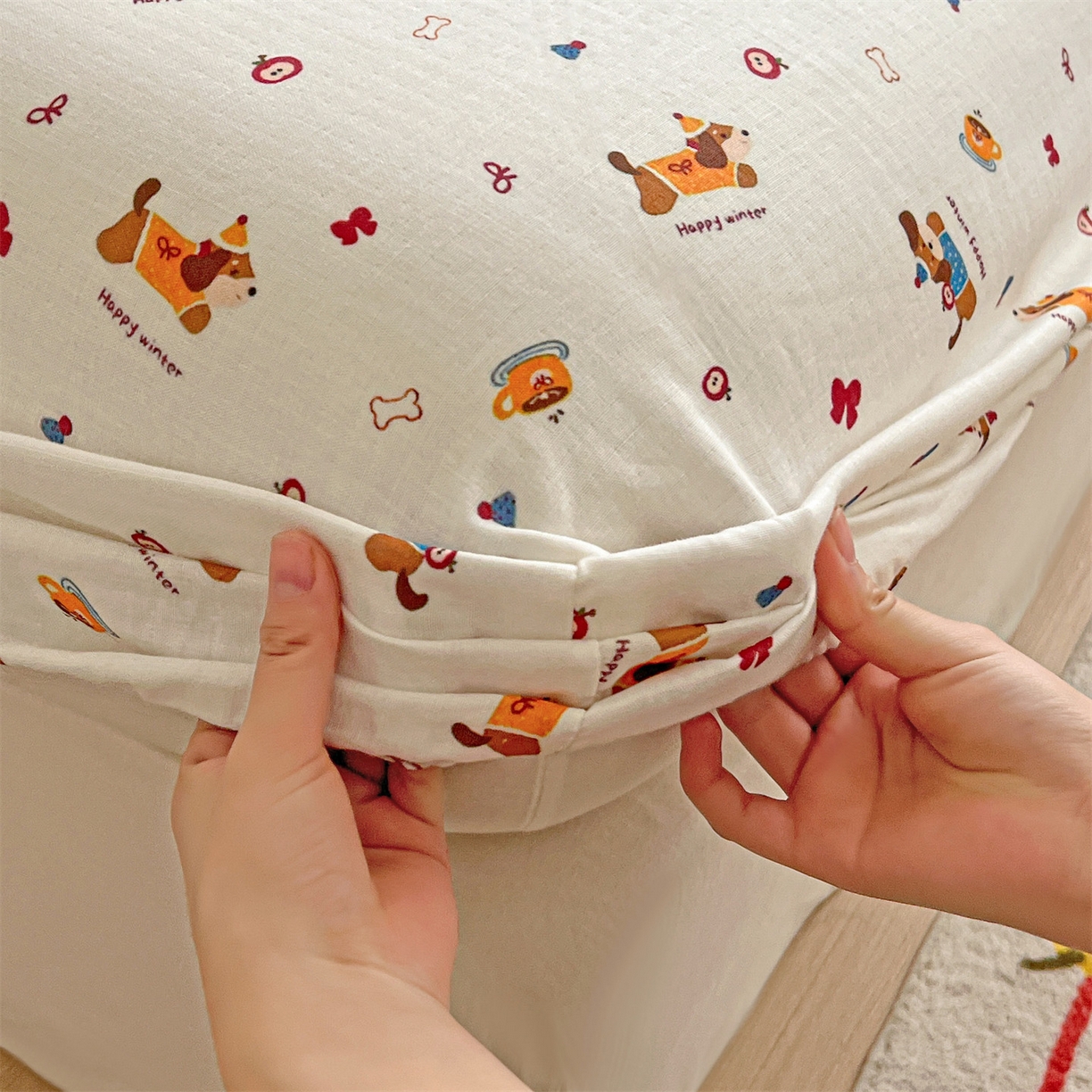 91家纺网 家纺一手货源 找家纺 名兮家居 2026新款全棉纯棉A类卡通时尚风双层纱床笠单品床笠床笠单件 双层纱-小狗日记