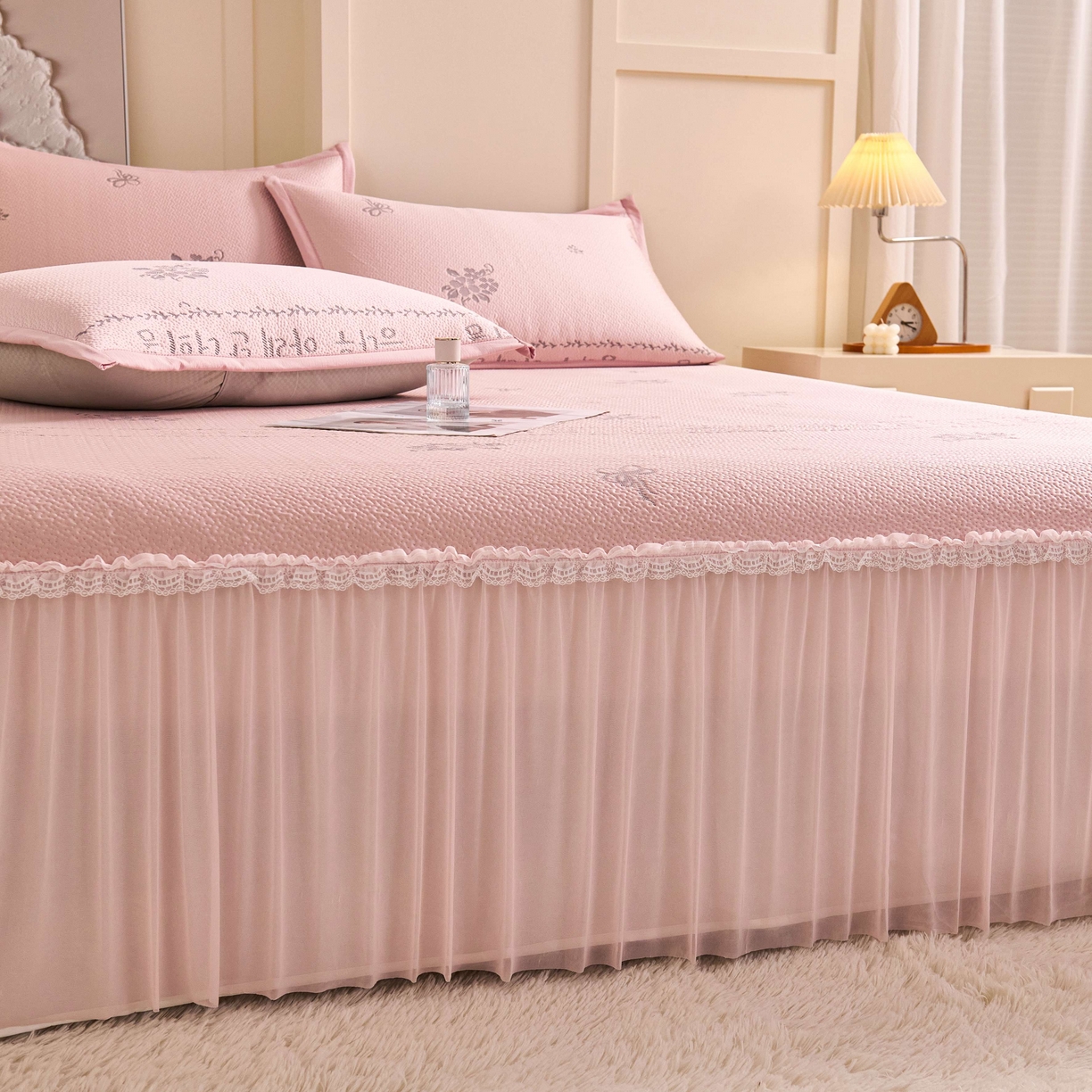 91家纺网 家纺一手货源 找家纺 梵克保罗 2026春夏新款PE乙纶凉感因子冰豆豆韩系蕾丝提花床裙款凉席三件套-韩系系列 韩系-仙女粉