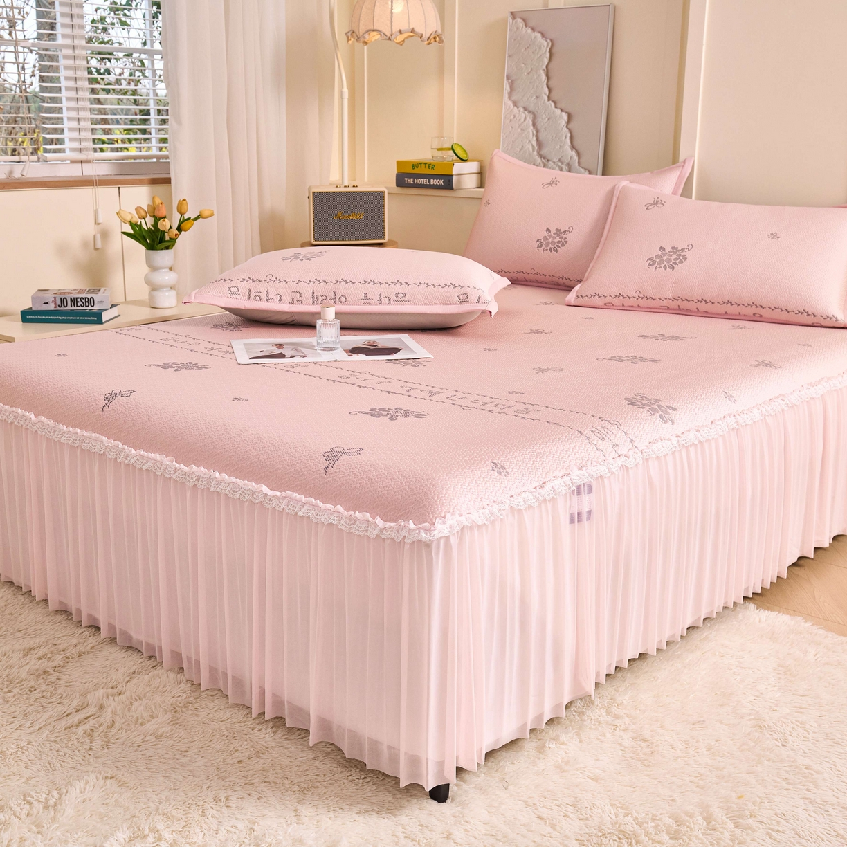 91家纺网 家纺一手货源 找家纺 梵克保罗 2026春夏新款PE乙纶凉感因子冰豆豆韩系蕾丝提花床裙款凉席三件套-韩系系列 韩系-仙女粉