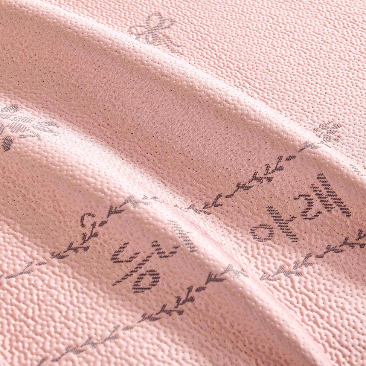 91家纺网 家纺一手货源 找家纺 梵克保罗 2026春夏新款PE乙纶凉感因子冰豆豆韩系蕾丝提花床裙款凉席三件套-韩系系列 韩系-仙女粉