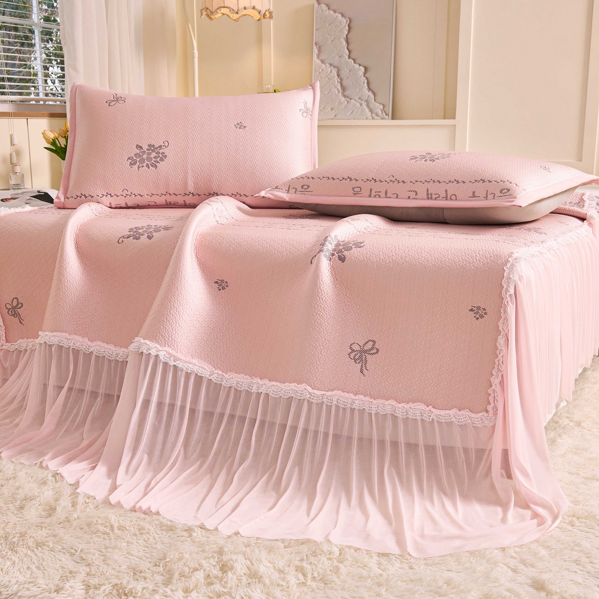 91家纺网 家纺一手货源 找家纺 梵克保罗 2026春夏新款PE乙纶凉感因子冰豆豆韩系蕾丝提花床裙款凉席三件套-韩系系列 韩系-仙女粉