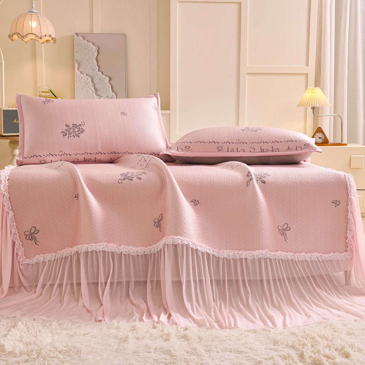 91家纺网 家纺一手货源 找家纺 梵克保罗 2026春夏新款PE乙纶凉感因子冰豆豆韩系蕾丝提花床裙款凉席三件套-韩系系列 韩系-仙女粉