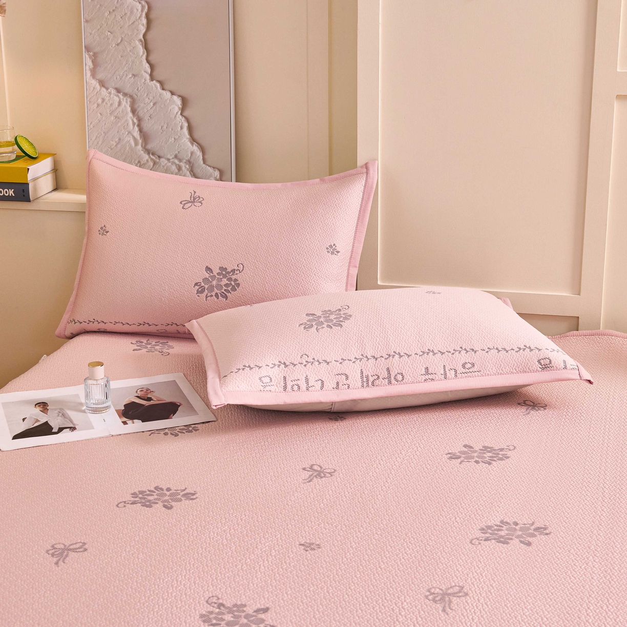 91家纺网 家纺一手货源 找家纺 梵克保罗 2026春夏新款PE乙纶凉感因子冰豆豆韩系蕾丝提花床裙款凉席三件套-韩系系列 韩系-仙女粉