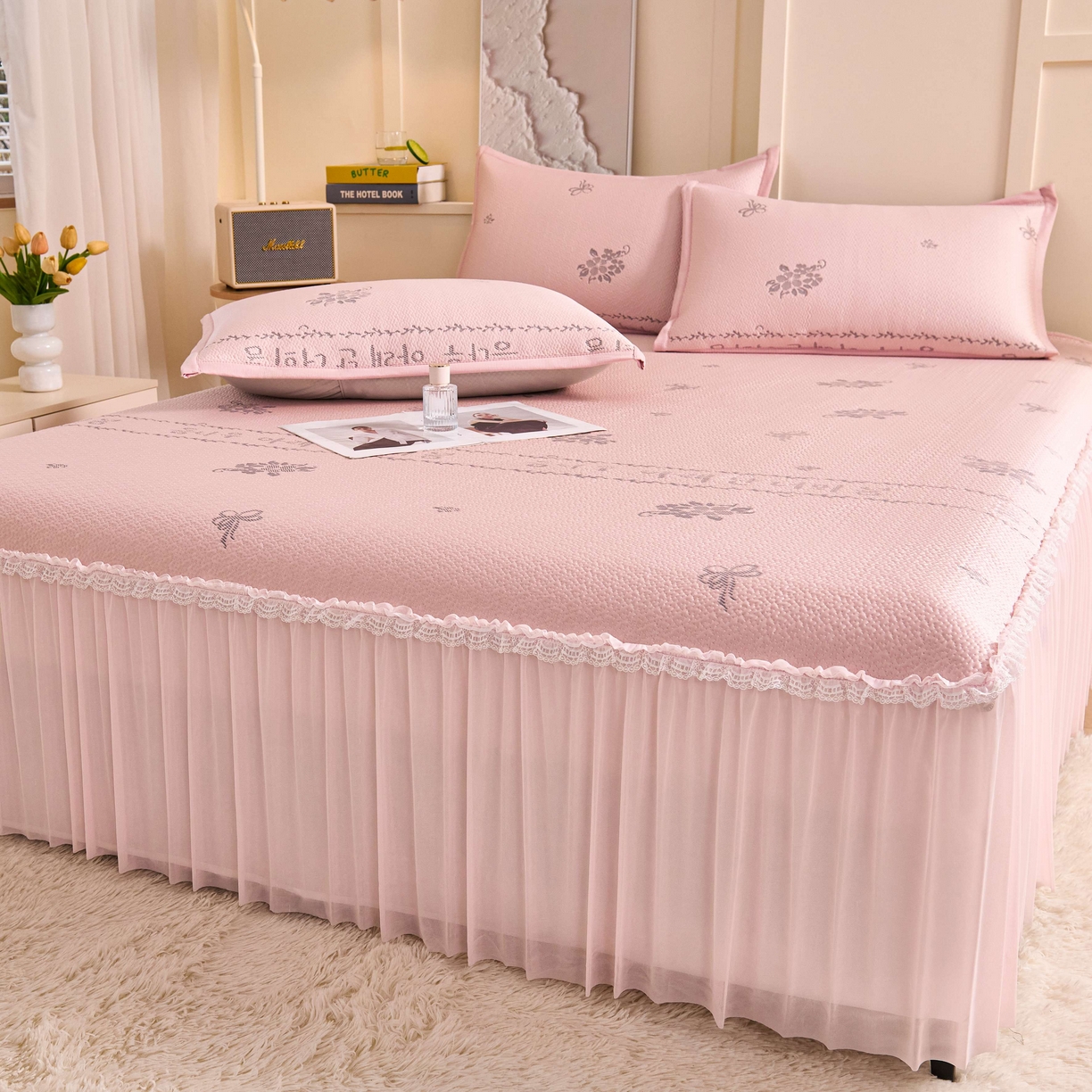 91家纺网 家纺一手货源 找家纺 梵克保罗 2026春夏新款PE乙纶凉感因子冰豆豆韩系蕾丝提花床裙款凉席三件套-韩系系列 韩系-仙女粉