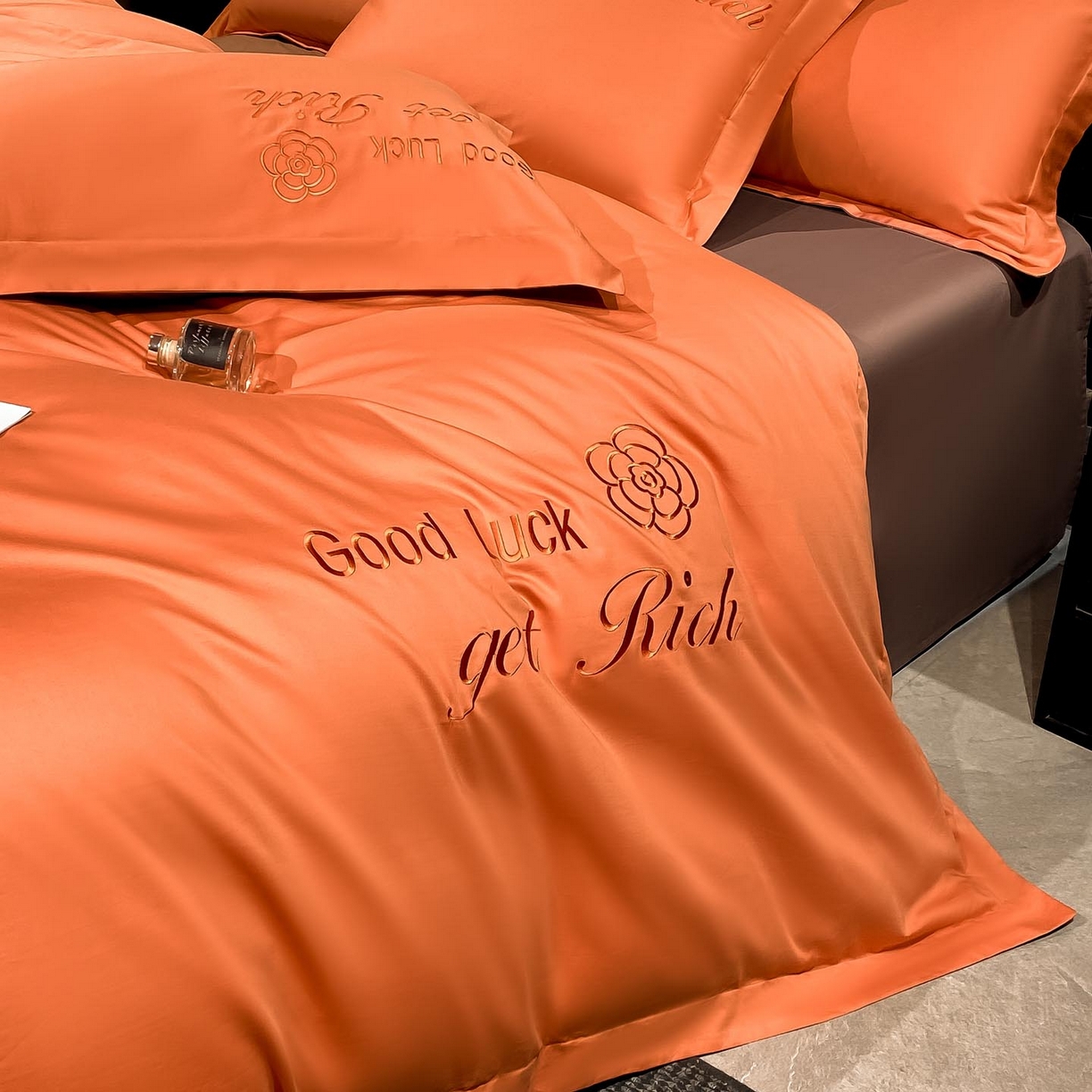 91家纺网 家纺一手货源 找家纺 润锦云 2026新款100s全棉长绒棉纯棉刺绣四件套-如愿 如愿-爱玛橙+摩卡棕