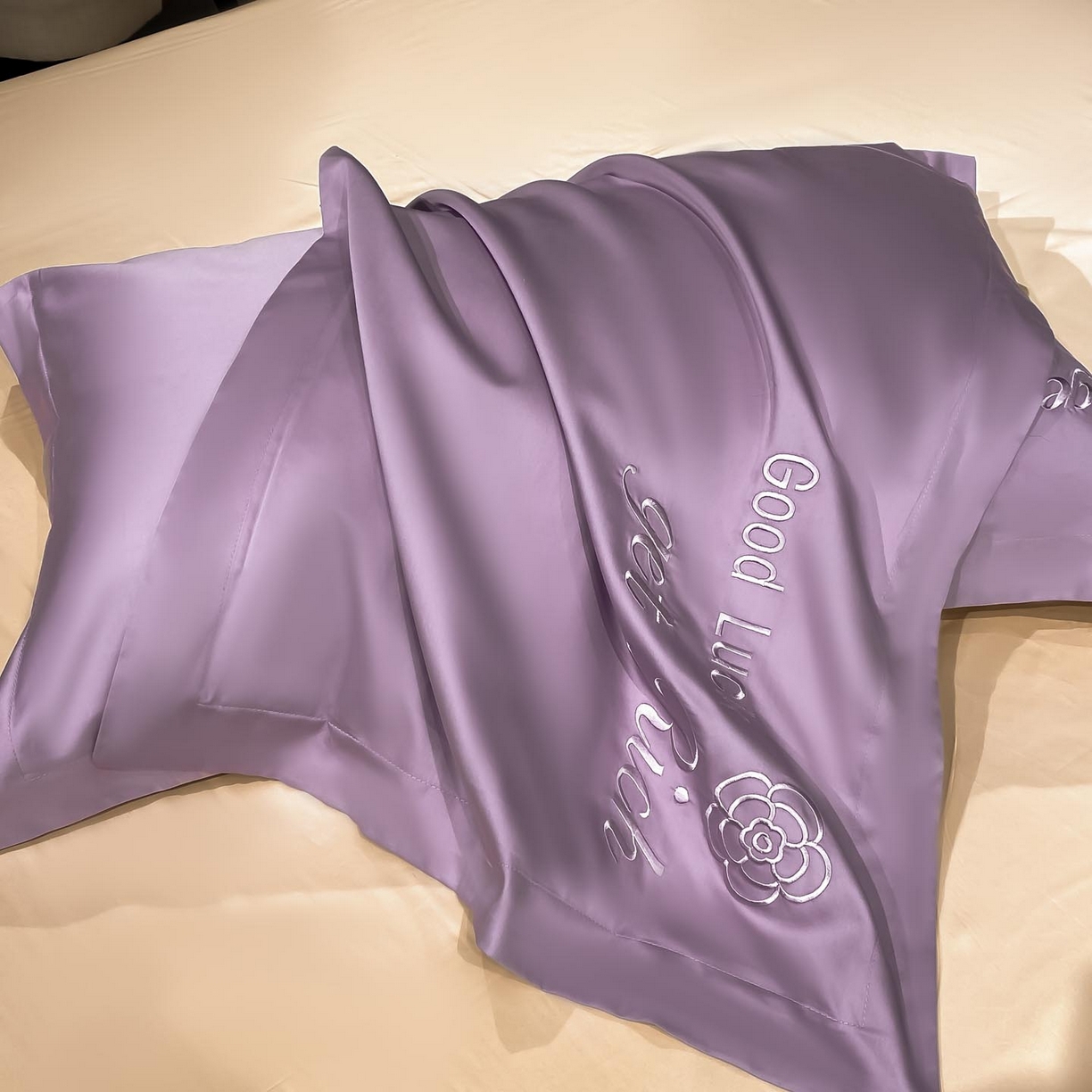 91家纺网 家纺一手货源 找家纺 润锦云 2026新款100s全棉长绒棉纯棉刺绣四件套-如愿 如愿-香芋紫+香槟金