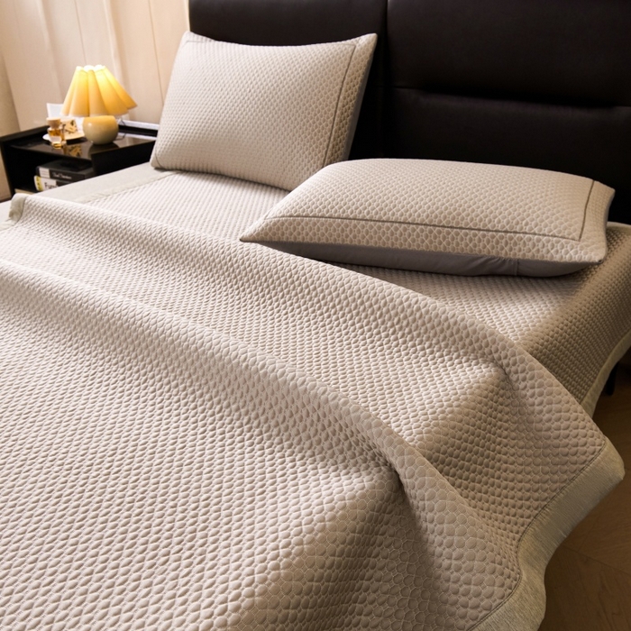 91家纺网 家纺一手货源 找家纺 梵克保罗 2026春夏新款PE中分子凉席三件套纯色平铺豆豆席凉席席子-四叶草系列 四叶草-香槟金