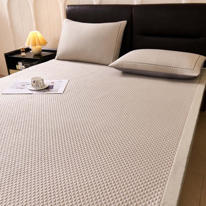 91家纺网 家纺一手货源 找家纺 梵克保罗 2026春夏新款PE中分子凉席三件套纯色平铺豆豆席凉席席子-四叶草系列 四叶草-香槟金