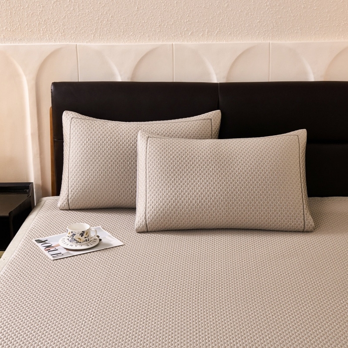 91家纺网 家纺一手货源 找家纺 梵克保罗 2026春夏新款PE中分子凉席三件套纯色平铺豆豆席凉席席子-四叶草系列 四叶草-香槟金