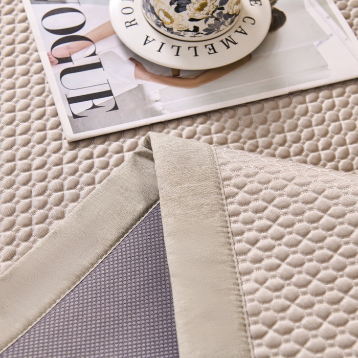 91家纺网 家纺一手货源 找家纺 梵克保罗 2026春夏新款PE中分子凉席三件套纯色平铺豆豆席凉席席子-四叶草系列 四叶草-香槟金