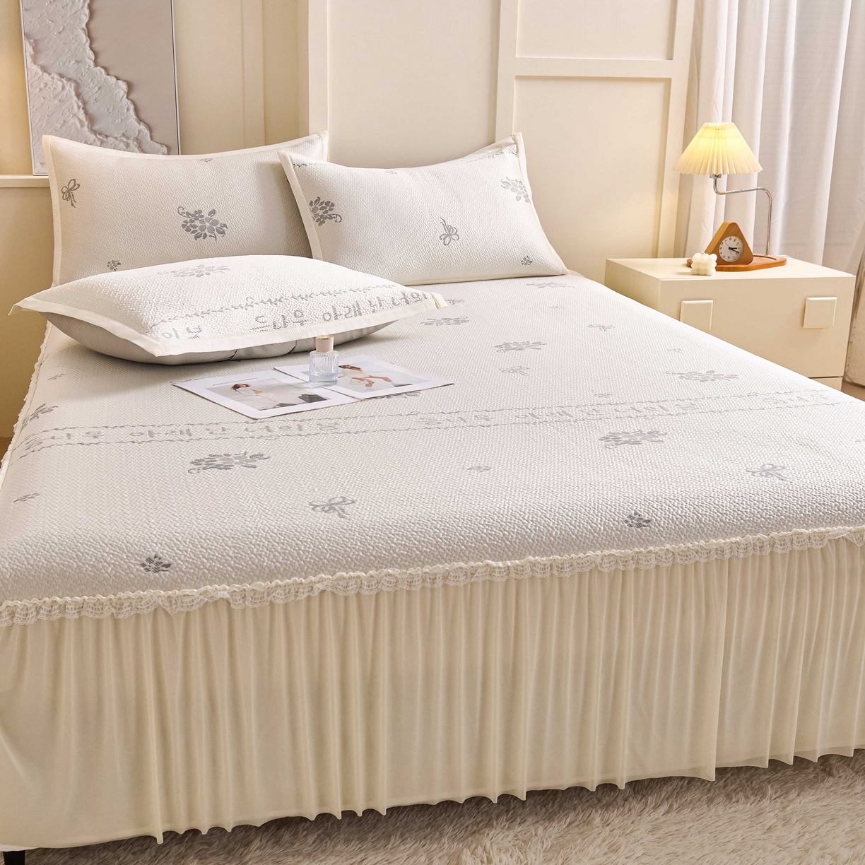 91家纺网 家纺一手货源 找家纺 梵克保罗 2026春夏新款PE乙纶凉感因子冰豆豆韩系蕾丝提花床裙款凉席三件套-韩系系列 韩系-玉石白