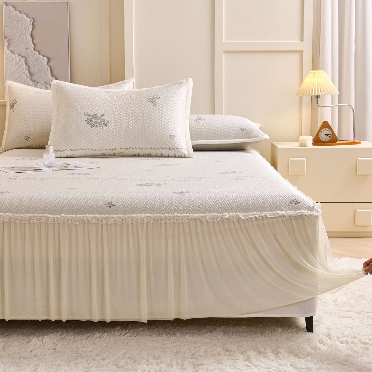 91家纺网 家纺一手货源 找家纺 梵克保罗 2026春夏新款PE乙纶凉感因子冰豆豆韩系蕾丝提花床裙款凉席三件套-韩系系列 韩系-玉石白