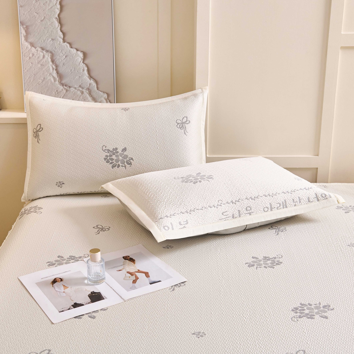 91家纺网 家纺一手货源 找家纺 梵克保罗 2026春夏新款PE乙纶凉感因子冰豆豆韩系蕾丝提花床裙款凉席三件套-韩系系列 韩系-玉石白