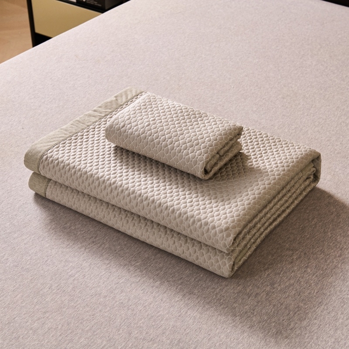 91家纺网 家纺一手货源 找家纺 梵克保罗 2026春夏新款PE中分子凉席三件套纯色平铺豆豆席凉席席子-四叶草系列 四叶草-香槟金