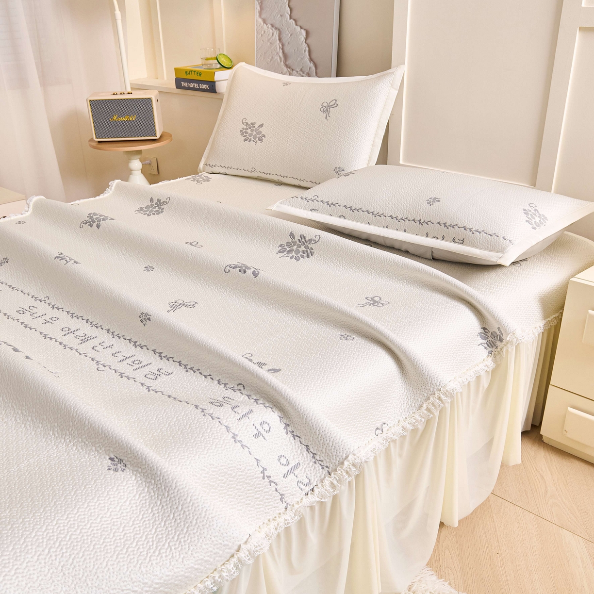 91家纺网 家纺一手货源 找家纺 梵克保罗 2026春夏新款PE乙纶凉感因子冰豆豆韩系蕾丝提花床裙款凉席三件套-韩系系列 韩系-玉石白