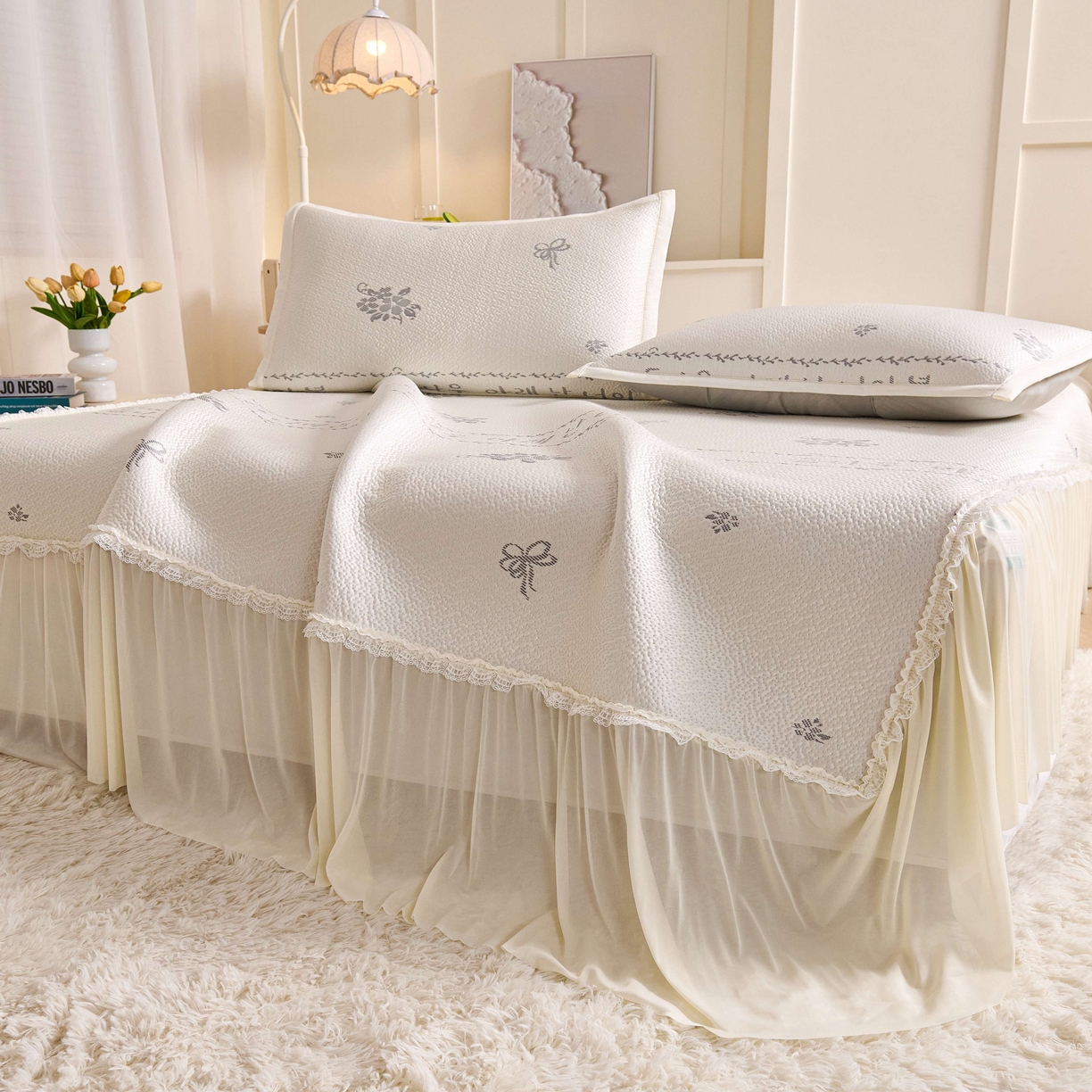 91家纺网 家纺一手货源 找家纺 梵克保罗 2026春夏新款PE乙纶凉感因子冰豆豆韩系蕾丝提花床裙款凉席三件套-韩系系列 韩系-玉石白