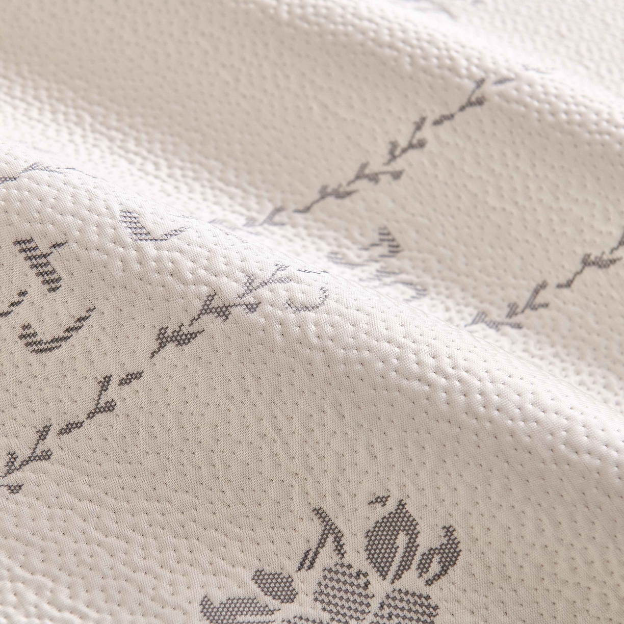 91家纺网 家纺一手货源 找家纺 梵克保罗 2026春夏新款PE乙纶凉感因子冰豆豆韩系蕾丝提花床裙款凉席三件套-韩系系列 韩系-玉石白