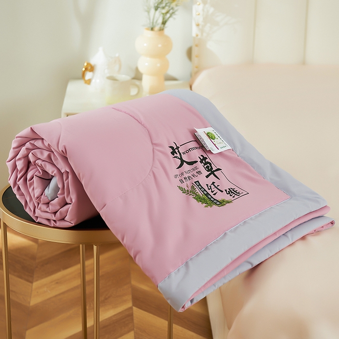 91家纺网 家纺一手货源 找家纺 憨豆家纺 2026新款艾草夏被空调被薄被子艾草驱蚊夏凉被礼品被子 暖心粉