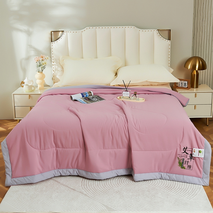 91家纺网 家纺一手货源 找家纺 憨豆家纺 2026新款艾草夏被空调被薄被子艾草驱蚊夏凉被礼品被子 暖心粉