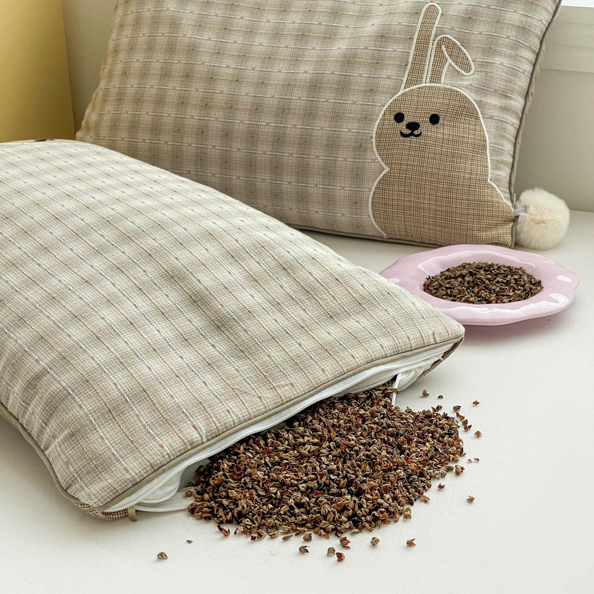 91家纺网 家纺一手货源 找家纺 梦叶草 2026新款全棉毛球兔荞麦枕枕头枕芯 毛球兔-咖色