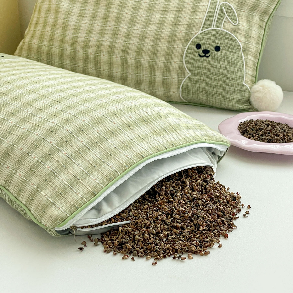 91家纺网 家纺一手货源 找家纺 梦叶草 2026新款全棉毛球兔荞麦枕枕头枕芯 毛球兔-绿色