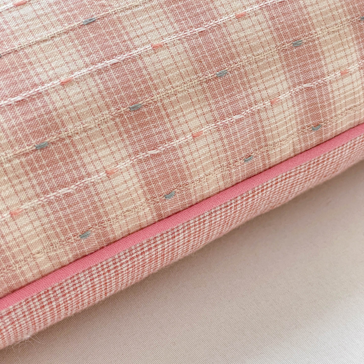 91家纺网 家纺一手货源 找家纺 梦叶草 2026新款全棉毛球兔荞麦枕枕头枕芯 毛球兔-粉色