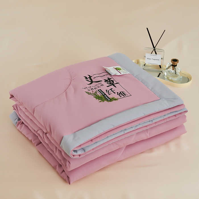 91家纺网 家纺一手货源 找家纺 憨豆家纺 2026新款艾草夏被空调被薄被子艾草驱蚊夏凉被礼品被子 暖心粉