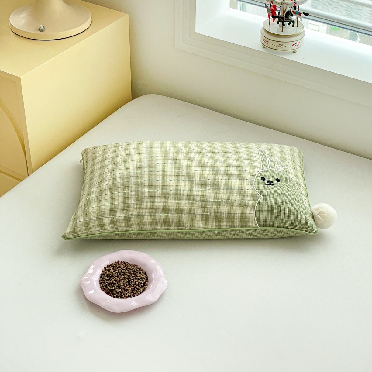 91家纺网 家纺一手货源 找家纺 梦叶草 2026新款全棉毛球兔荞麦枕枕头枕芯 毛球兔-绿色