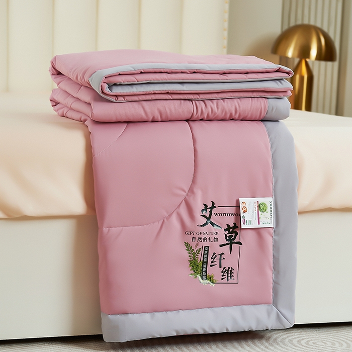 91家纺网 家纺一手货源 找家纺 憨豆家纺 2026新款艾草夏被空调被薄被子艾草驱蚊夏凉被礼品被子 暖心粉