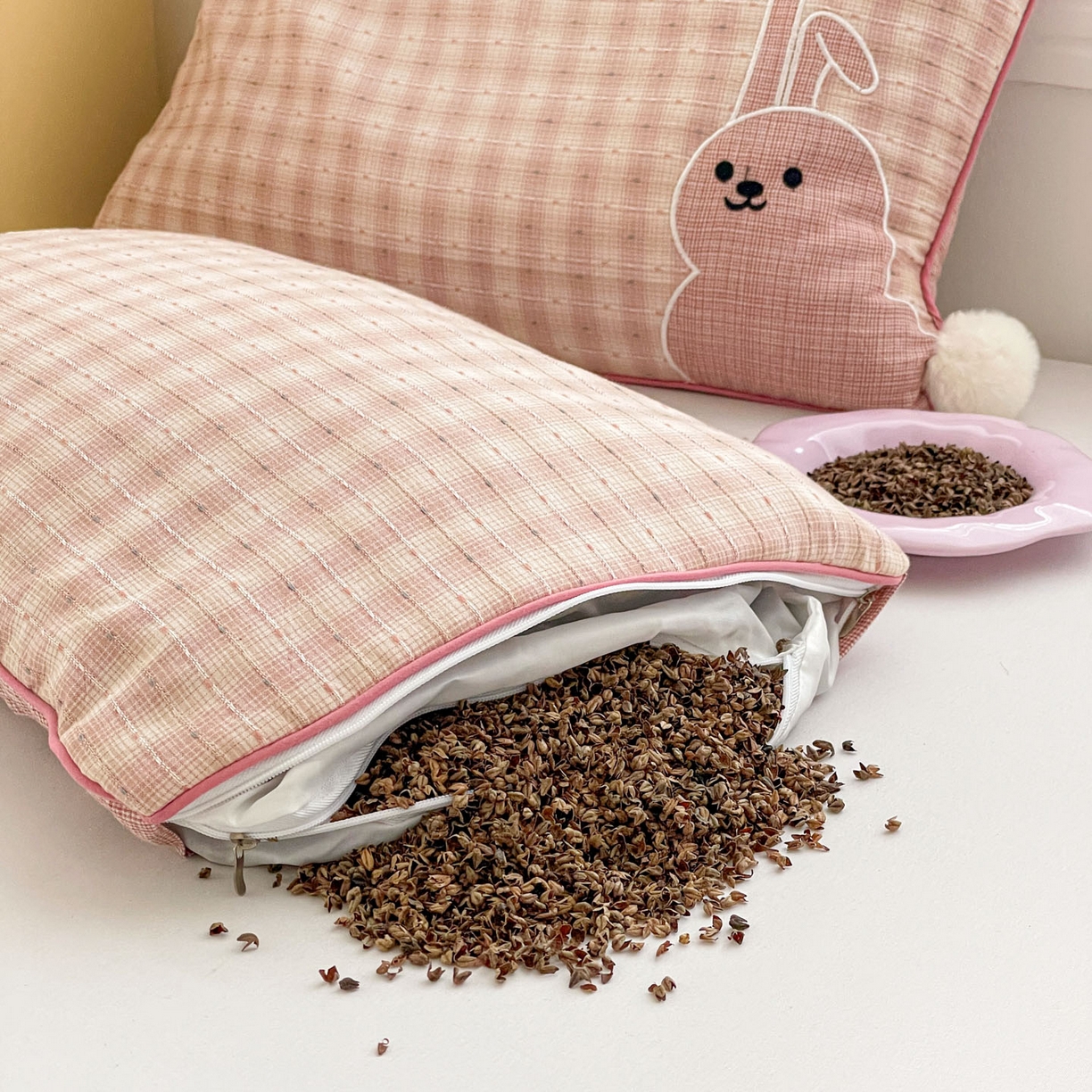 91家纺网 家纺一手货源 找家纺 梦叶草 2026新款全棉毛球兔荞麦枕枕头枕芯 毛球兔-粉色