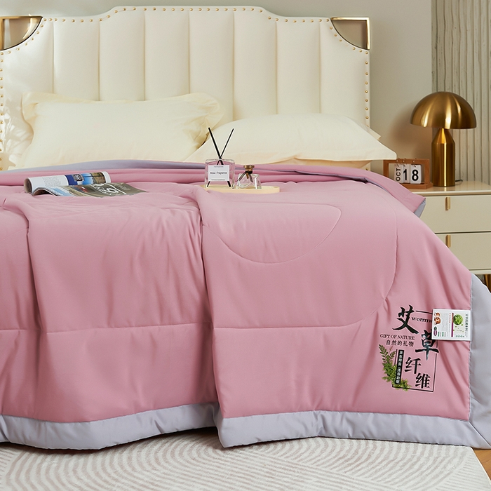 91家纺网 家纺一手货源 找家纺 憨豆家纺 2026新款艾草夏被空调被薄被子艾草驱蚊夏凉被礼品被子 暖心粉