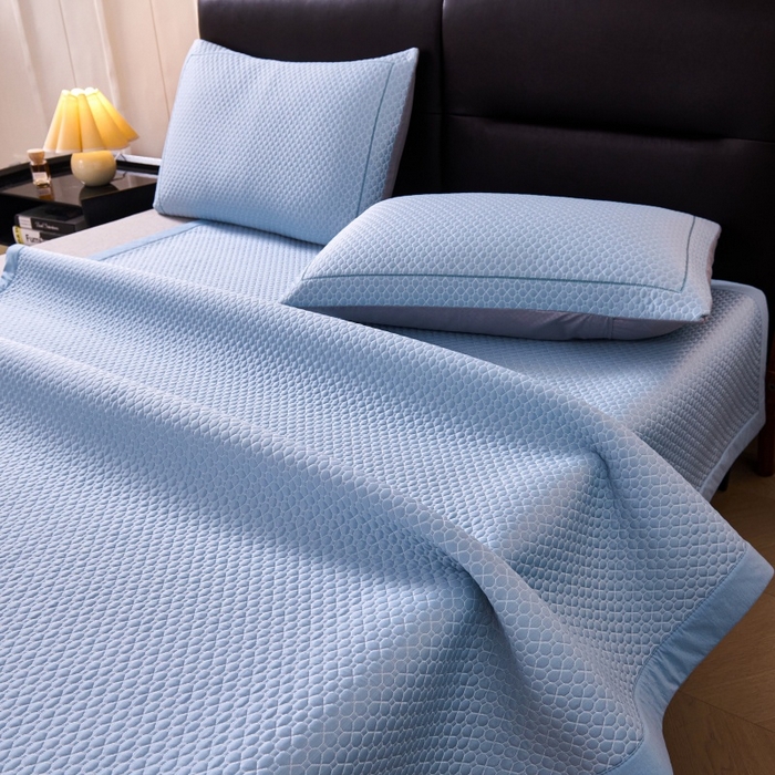 91家纺网 家纺一手货源 找家纺 梵克保罗 2026春夏新款PE中分子凉席三件套纯色平铺豆豆席凉席席子-四叶草系列 四叶草-月光蓝