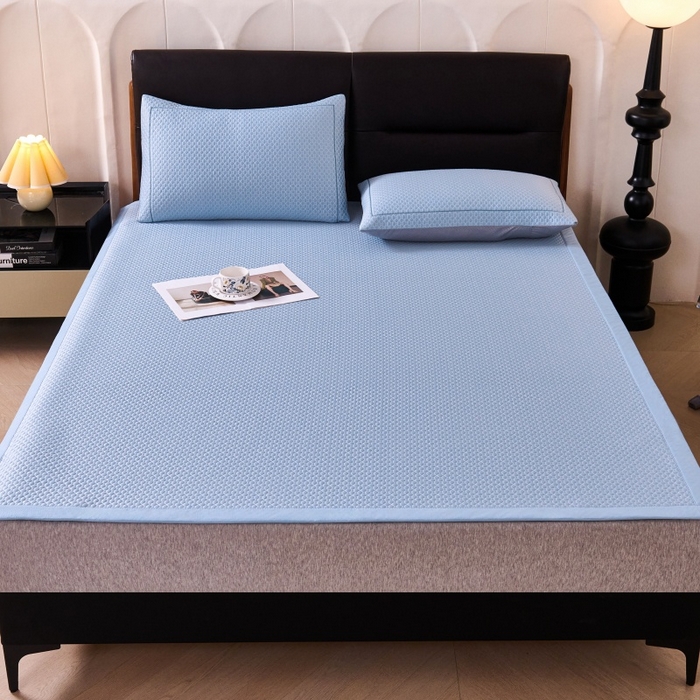 91家纺网 家纺一手货源 找家纺 梵克保罗 2026春夏新款PE中分子凉席三件套纯色平铺豆豆席凉席席子-四叶草系列 四叶草-月光蓝