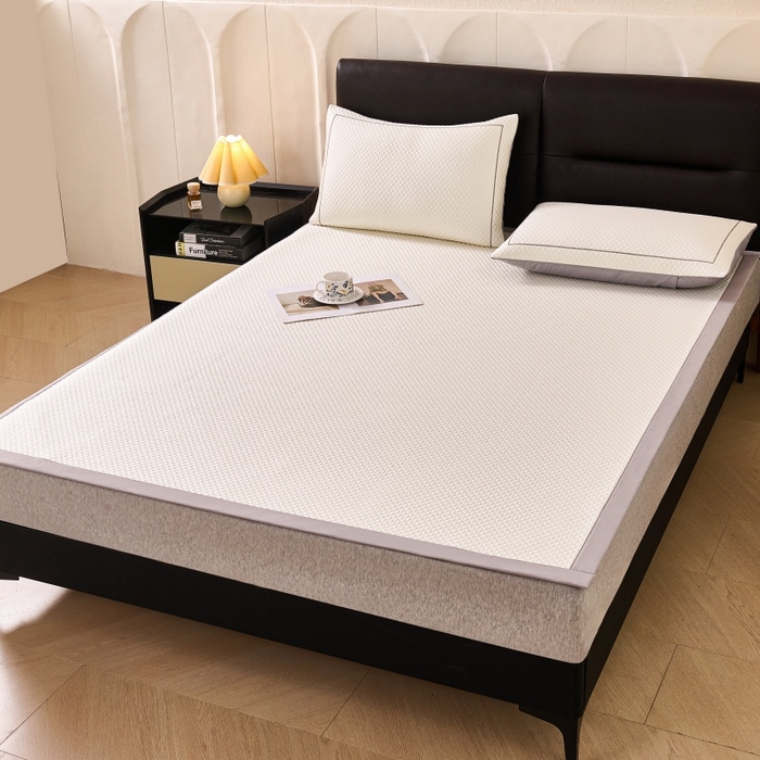 91家纺网 家纺一手货源 找家纺 梵克保罗 2026春夏新款PE中分子凉席三件套纯色平铺豆豆席凉席席子-四叶草系列 四叶草-云雾白