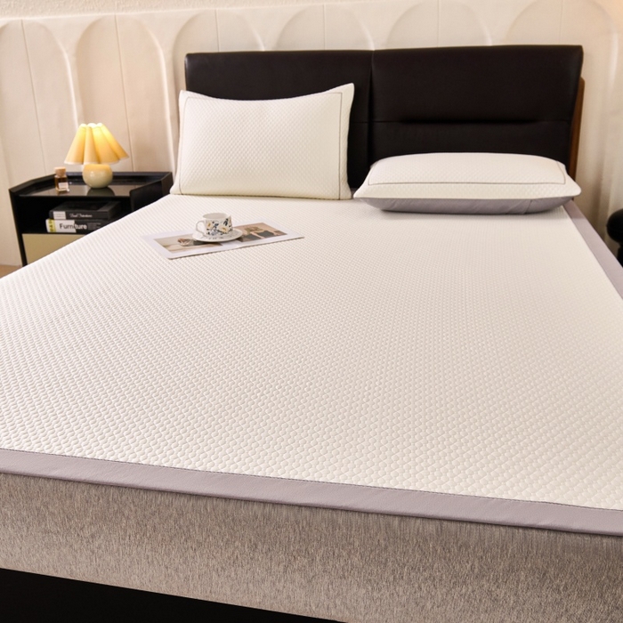 91家纺网 家纺一手货源 找家纺 梵克保罗 2026春夏新款PE中分子凉席三件套纯色平铺豆豆席凉席席子-四叶草系列 四叶草-云雾白