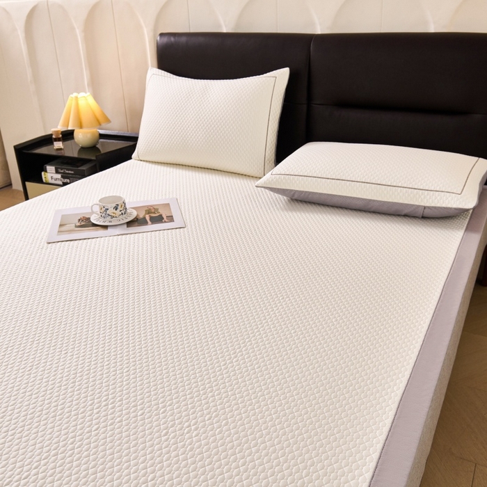 91家纺网 家纺一手货源 找家纺 梵克保罗 2026春夏新款PE中分子凉席三件套纯色平铺豆豆席凉席席子-四叶草系列 四叶草-云雾白