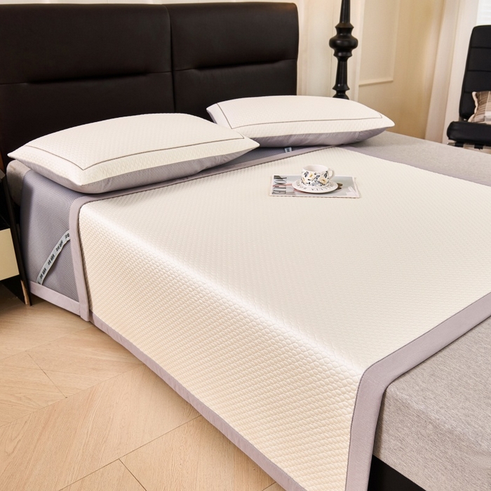 91家纺网 家纺一手货源 找家纺 梵克保罗 2026春夏新款PE中分子凉席三件套纯色平铺豆豆席凉席席子-四叶草系列 四叶草-云雾白